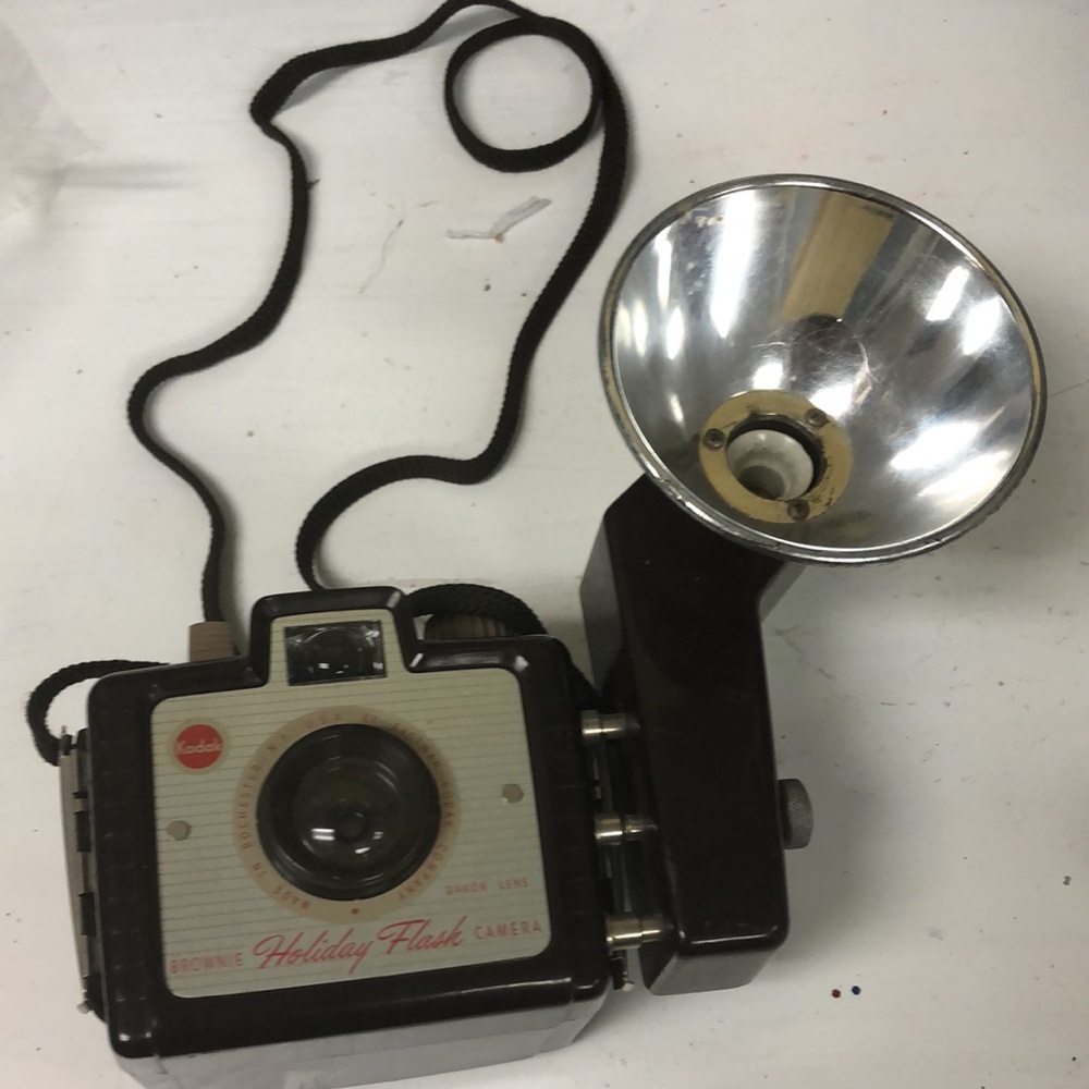 Vtg Kodak Brownie Holiday‎ Flash Camera Roll Film Compact Camera w/ Dakon Lens